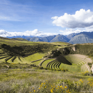 andenes_circulares_de_moray_perú_con_montañas_verdes.-circular_terraces_of_moray_peru_with_green_mountains.