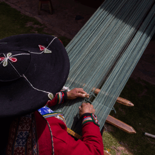 artesana_tejiendo_textil_tradicional_con_telar-artisan_weaving_traditional_textile_with_loom