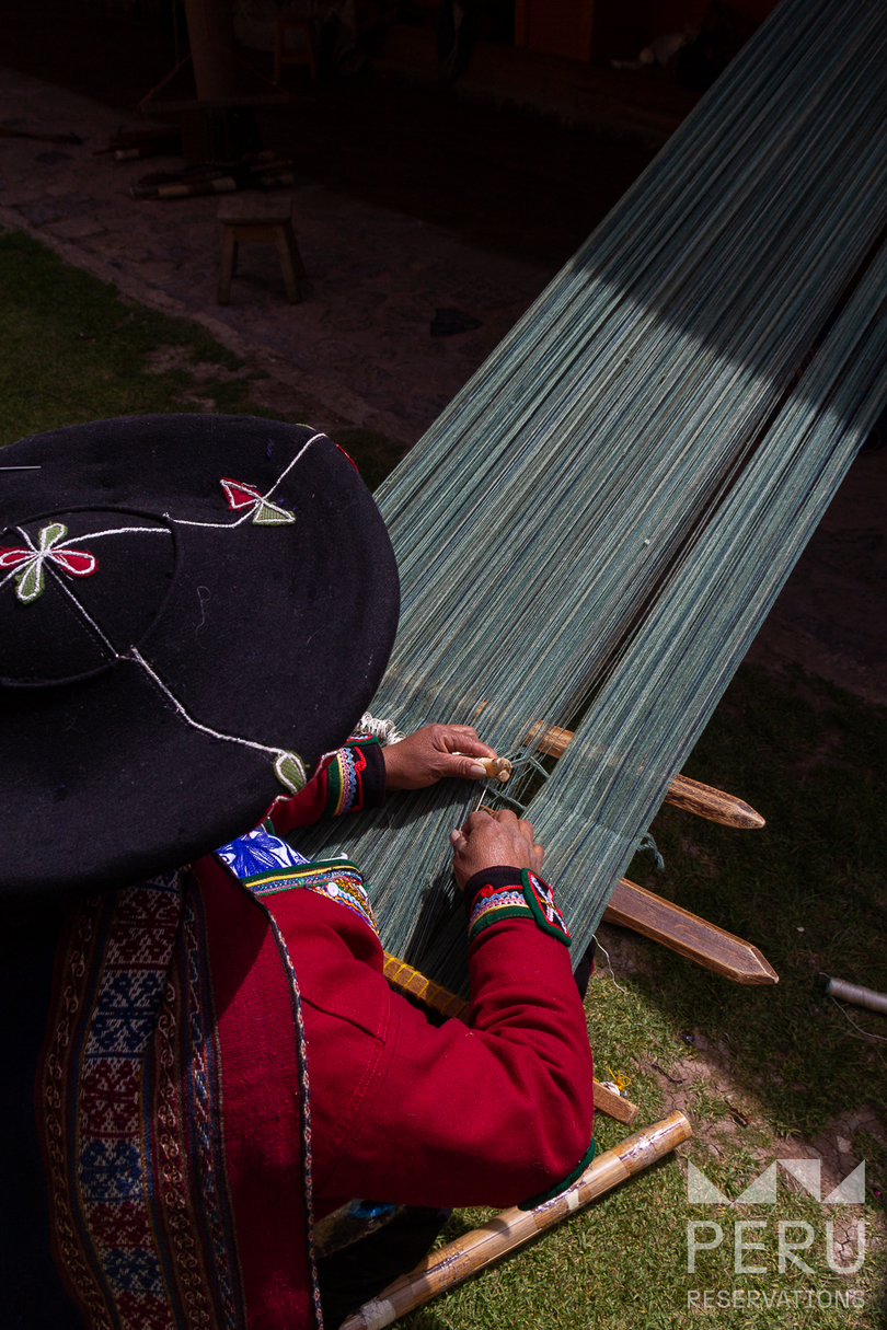 artesana_tejiendo_textil_tradicional_con_telar-artisan_weaving_traditional_textile_with_loom artesana_tejiendo_textil_tradicional_con_telar-artisan_weaving_traditional_textile_with_loom