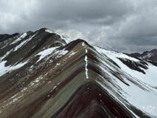https://www.peru-reservations.com/wp-content/uploads/2025/10/cadenas_montanosas_nevadas_con_franjas_de_colores-snowy_mountain_ranges_with_colorful_stripes-320x240.png