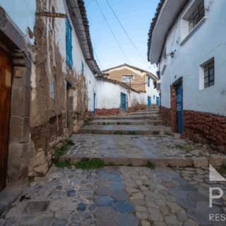 calle_empedrada_con_escalones_entre_casas-cobblestone_street_with_steps_between_houses