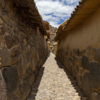 callejón_empedrado_antiguo_ollantaytambo_perú-ancient_cobblestone_alley_ollantaytambo_peru