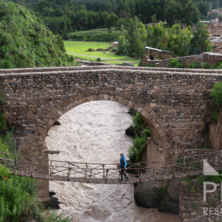caminante_en_puente_soga_bajo_puente_piedra-hiker_on_rope_bridge_under_stone_bridge