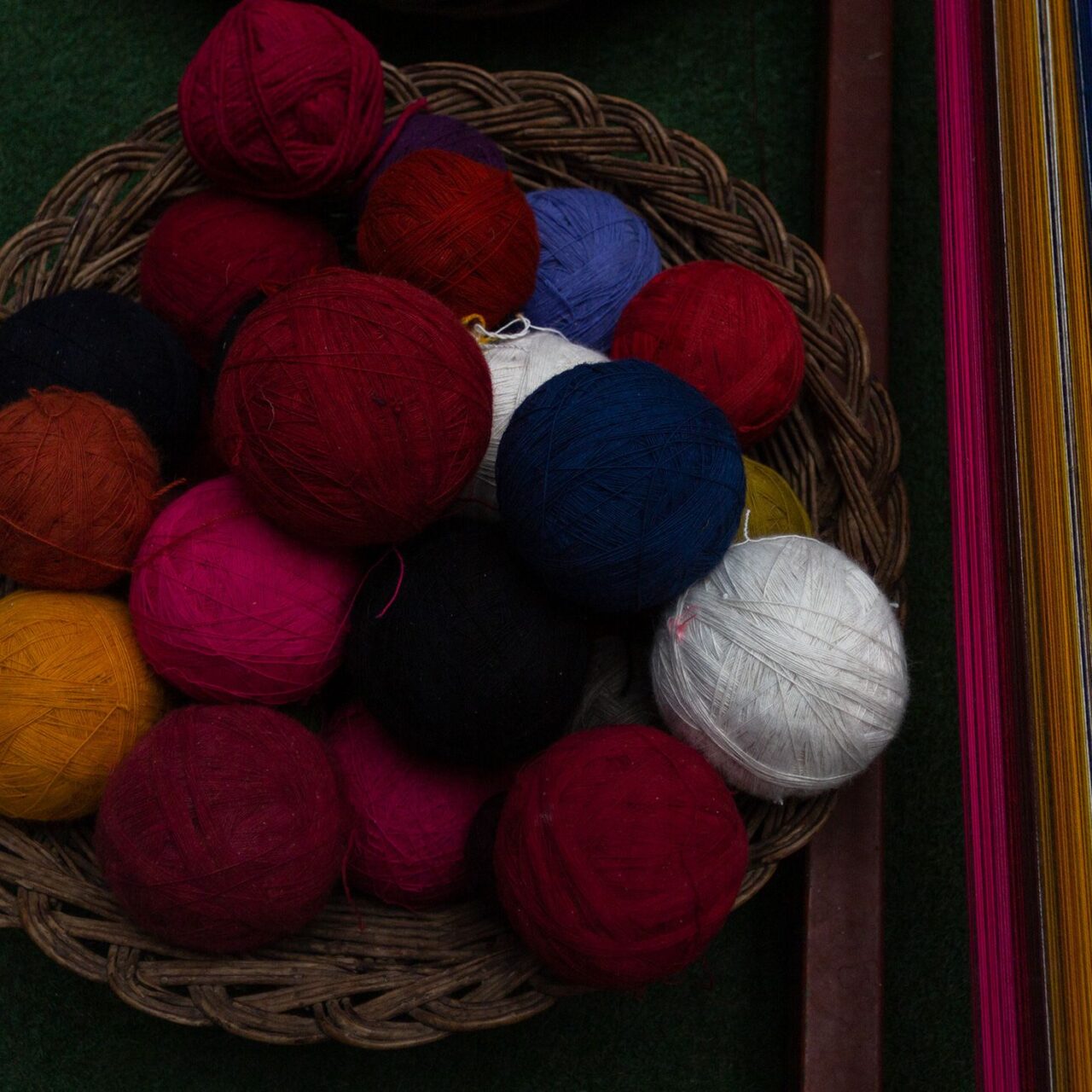 https://www.peru-reservations.com/wp-content/uploads/2025/10/canasta_de_ovillos_de_lana_e_hilos_de_colores-basket_of_yarn_balls_and_colorful_threads-1280x1280.jpg