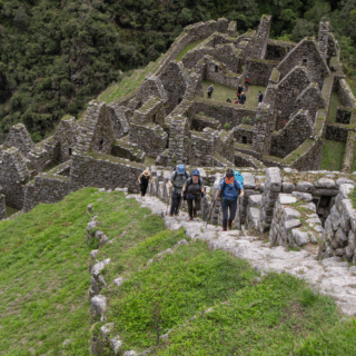 excursionistas_caminando_por_ruinas_incas_en_montaña-hikers_walking_through_inca_ruins_on_mountain