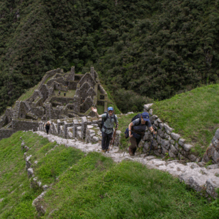 https://www.peru-reservations.com/wp-content/uploads/2025/10/excursionistas_subiendo_escaleras_de_piedra_en_ruinas_incas-hikers_climbing_stone_stairs_in_inca_ruins-320x320.png