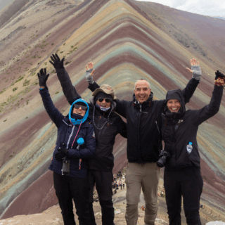 grupo_de_amigos_en_montaña_arcoíris_perú-group_of_friends_at_rainbow_mountain_peru