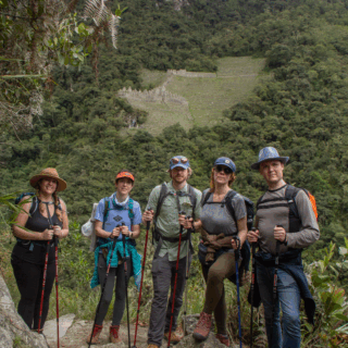 grupo_de_amigos_en_ruinas_de_choquequirao-group_of_friends_at_choquequirao_ruins