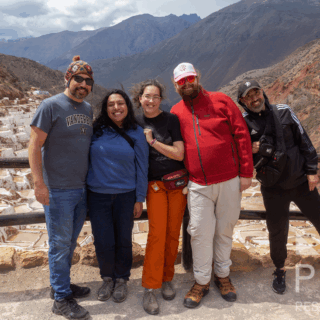 grupo_de_amigos_en_salineras_de_maras-group_of_friends_at_maras_salt_mines