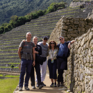 grupo_de_amigos_posando_en_machu_picchu-group_of_friends_posing_at_machu_picchu_2