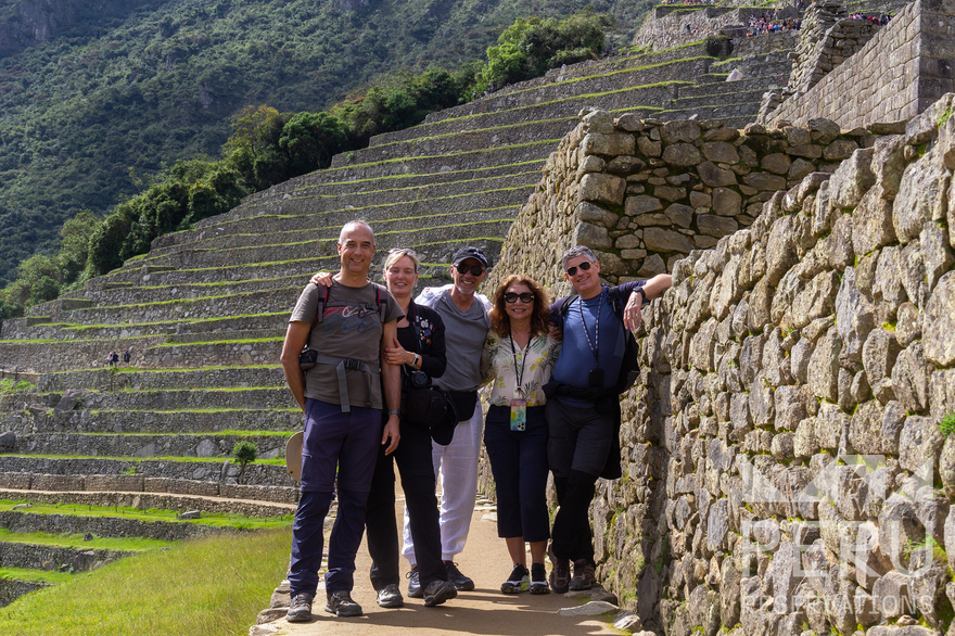 grupo_de_amigos_posando_en_machu_picchu-group_of_friends_posing_at_machu_picchu_2 grupo_de_amigos_posando_en_machu_picchu-group_of_friends_posing_at_machu_picchu_2