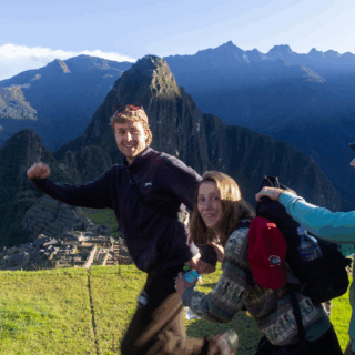 grupo_de_amigos_saltando_en_machu_picchu-group_of_friends_jumping_at_machu_picchu