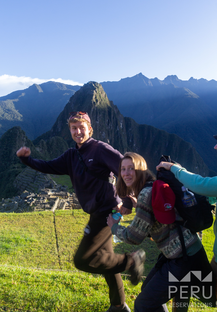 grupo_de_amigos_saltando_en_machu_picchu-group_of_friends_jumping_at_machu_picchu grupo_de_amigos_saltando_en_machu_picchu-group_of_friends_jumping_at_machu_picchu