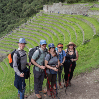 grupo_de_excursionistas_en_antiguas_terrazas_incas_perú-group_of_hikers_at_ancient_inca_terraces_peru