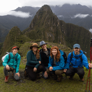 grupo_de_excursionistas_en_machu_picchu_perú-group_of_hikers_at_machu_picchu_peru