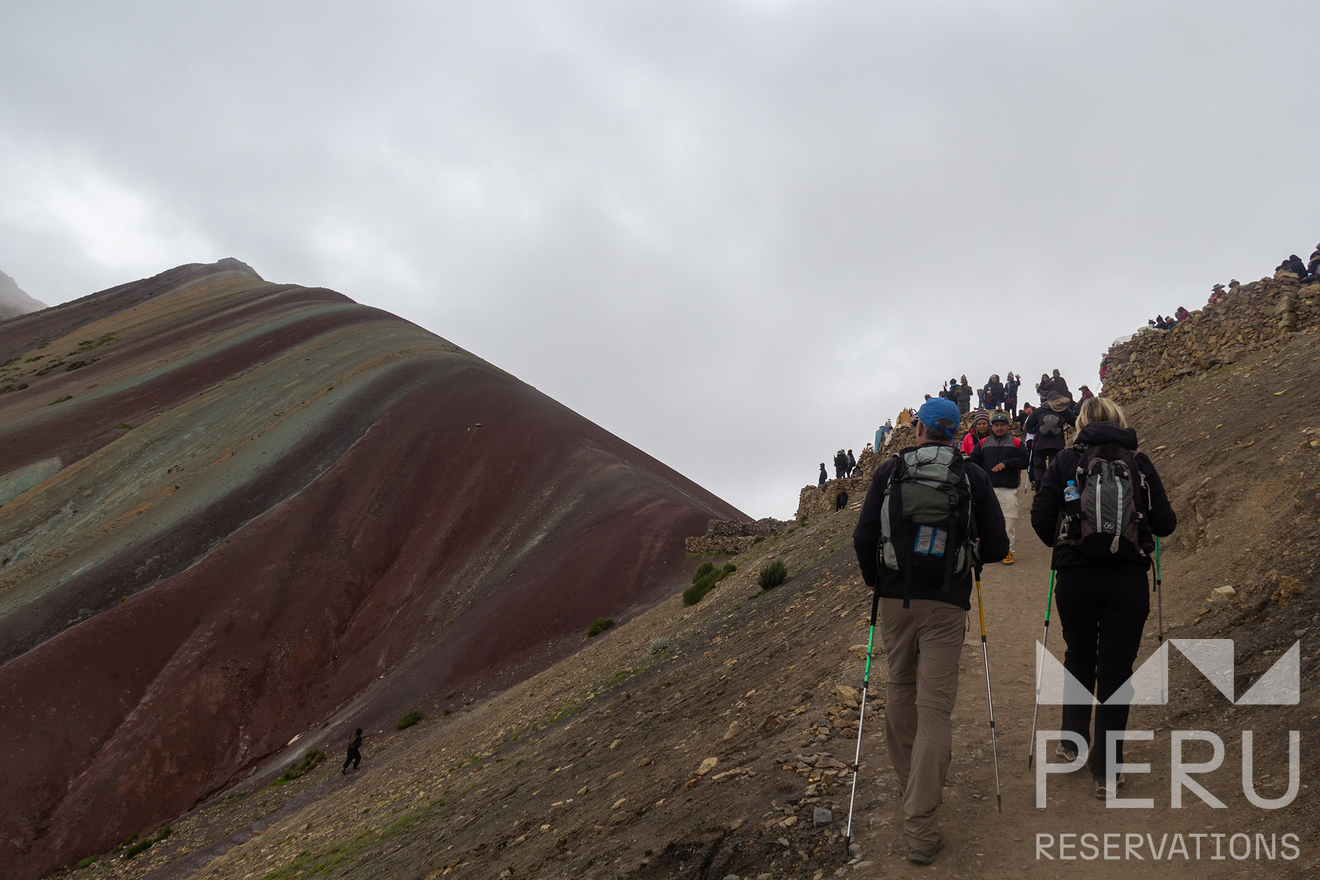 https://www.peru-reservations.com/wp-content/uploads/2025/10/grupo_de_excursionistas_en_montana_arcoiris_peru-group_of_hikers_at_rainbow_mountain_peru.png
