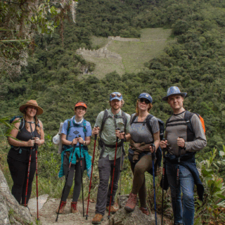https://www.peru-reservations.com/wp-content/uploads/2025/10/grupo_de_excursionistas_en_ruinas_incas_peru.-group_of_hikers_in_inca_ruins_peru-320x320.png