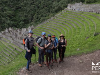 https://www.peru-reservations.com/wp-content/uploads/2025/10/grupo_de_excursionistas_en_terrazas_incas_winay_wayna-group_of_hikers_at_inca_terraces_winay_wayna-320x240.png