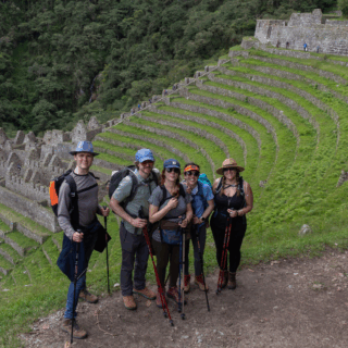 grupo_de_excursionistas_en_terrazas_incas_wiñay_wayna-group_of_hikers_at_inca_terraces_wiñay_wayna