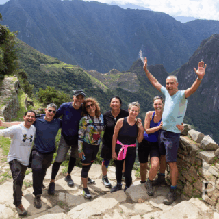 grupo_de_excursionistas_sonriendo_en_machu_picchu-group_of_hikers_smiling_at_machu_picchu grupo_de_excursionistas_sonriendo_en_machu_picchu-group_of_hikers_smiling_at_machu_picchu