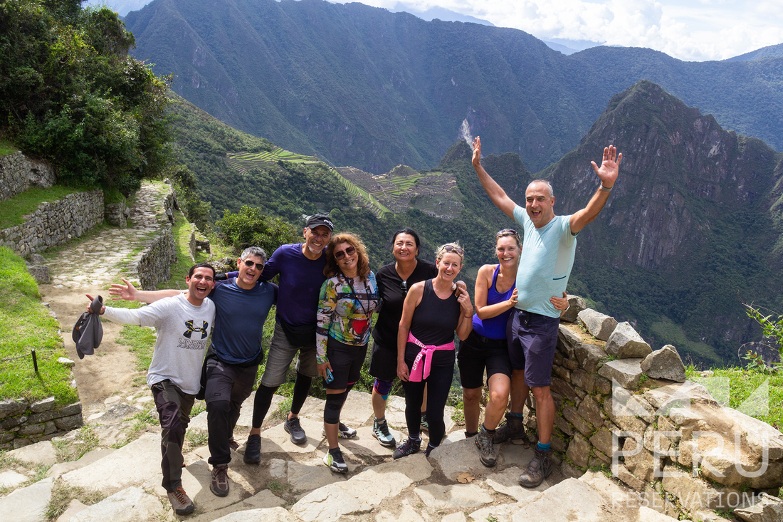 grupo_de_excursionistas_sonriendo_en_machu_picchu-group_of_hikers_smiling_at_machu_picchu grupo_de_excursionistas_sonriendo_en_machu_picchu-group_of_hikers_smiling_at_machu_picchu
