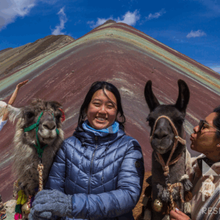 grupo_de_mujeres_con_llamas_en_montaña_arcoíris-group_of_women_with_llamas_at_rainbow_mountain