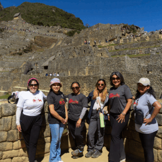 grupo_de_mujeres_en_machu_picchu-group_of_women_at_machu_picchu