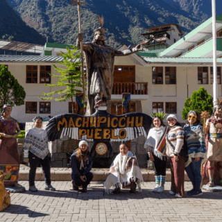 grupo_de_mujeres_en_machu_picchu_pueblo-group_of_women_in_machu_picchu_pueblo