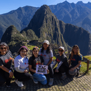 grupo_de_mujeres_posando_en_machu_picchu-group_of_women_posing_at_machu_picchu