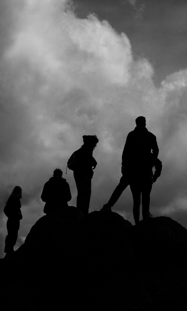grupo_de_personas_en_cumbre_montaña_bajo_nubes-group_of_people_on_mountain_peak_under_clouds https://www.peru-reservations.com/wp-content/uploads/2025/10/grupo_de_personas_en_cumbre_montana_bajo_nubes-group_of_people_on_mountain_peak_under_clouds-640x1066.png