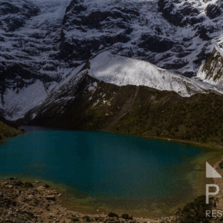 grupo_de_personas_en_lago_azul_y_cumbres_nevadas.-group_of_people_at_blue_lake_and_snowy_peaks.