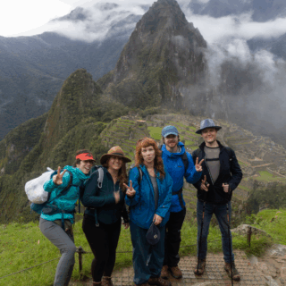 grupo_de_personas_en_machu_picchu_montañas_nubladas-group_of_people_at_machu_picchu_cloudy_mountains