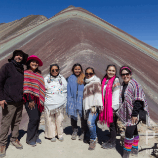 grupo_de_personas_en_montaña_arcoíris-group_of_people_at_rainbow_mountain