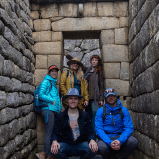 grupo_de_personas_en_puerta_de_piedra_machu_picchu-group_of_people_in_stone_doorway_machu_picchu
