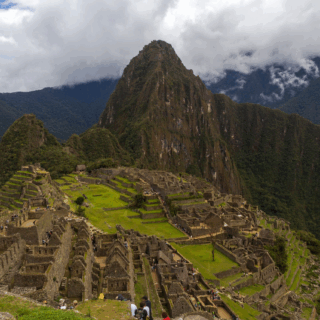 grupo_de_personas_en_ruinas_de_machu_picchu-group_of_people_in_machu_picchu_ruins