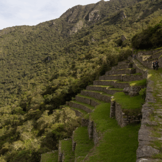grupo_de_personas_en_terrazas_de_machu_picchu-group_of_people_on_terraces_at_machu_picchu