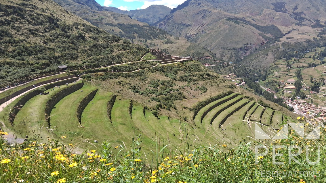 Grupo de personas en terrazas incas de Pisac