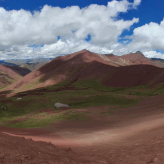 grupo_de_personas_en_valle_rojo_perú-group_of_people_in_red_valley_peru