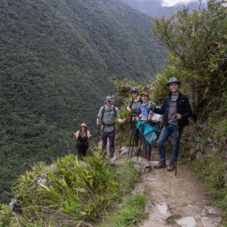 grupo_de_personas_excursionando_en_montaña_selvática-group_of_people_hiking_in_jungle_mountains