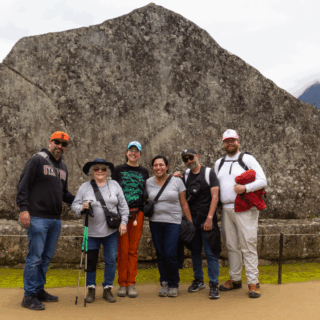 grupo_de_personas_frente_a_roca_sagrada_machu_picchu-group_of_people_in_front_of_sacred_rock_machu_picchu