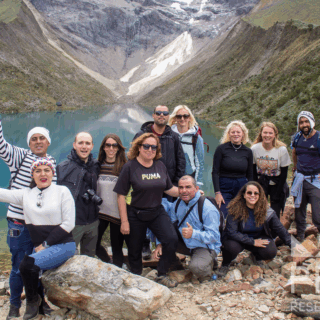 grupo_de_personas_junto_a_lago_andino-group_of_people_next_to_andean_lake