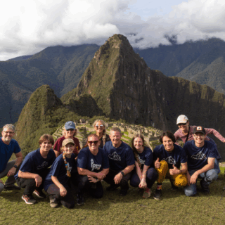 grupo_de_personas_posando_en_machu_picchu-group_of_people_posing_at_machu_picchu