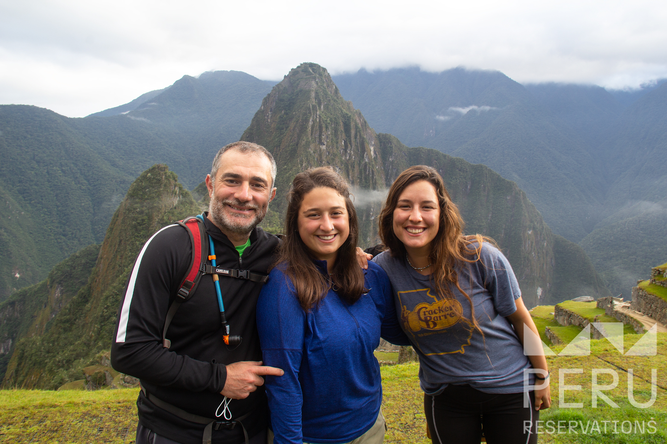 grupo_de_personas_sonriendo_en_machu_picchu-group_of_people_smiling_in_machu_picchu grupo_de_personas_sonriendo_en_machu_picchu-group_of_people_smiling_in_machu_picchu