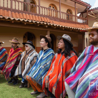 grupo_de_turistas_con_ponchos_y_sombreros-group_of_tourists_with_ponchos_and_hats