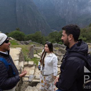 grupo_de_turistas_conversando_en_machu_picchu-group_of_tourists_conversing_at_machu_picchu grupo_de_turistas_conversando_en_machu_picchu-group_of_tourists_conversing_at_machu_picchu