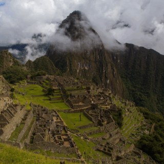 grupo_de_turistas_en_machu_picchu_montañas_con_nubes-group_of_tourists_in_machu_picchu_mountains_with_clouds