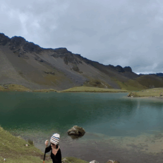 grupo_de_turistas_y_caballos_en_laguna_de_montaña.-group_of_tourists_and_horses_in_mountain_lake.