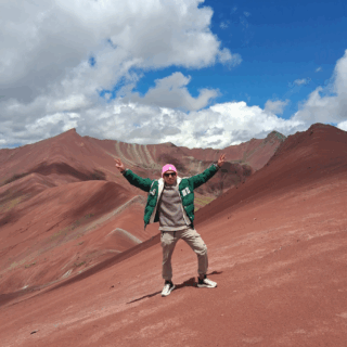 hombre_en_montañas_rojas_con_cielo_nublado-man_in_red_mountains_with_cloudy_sky