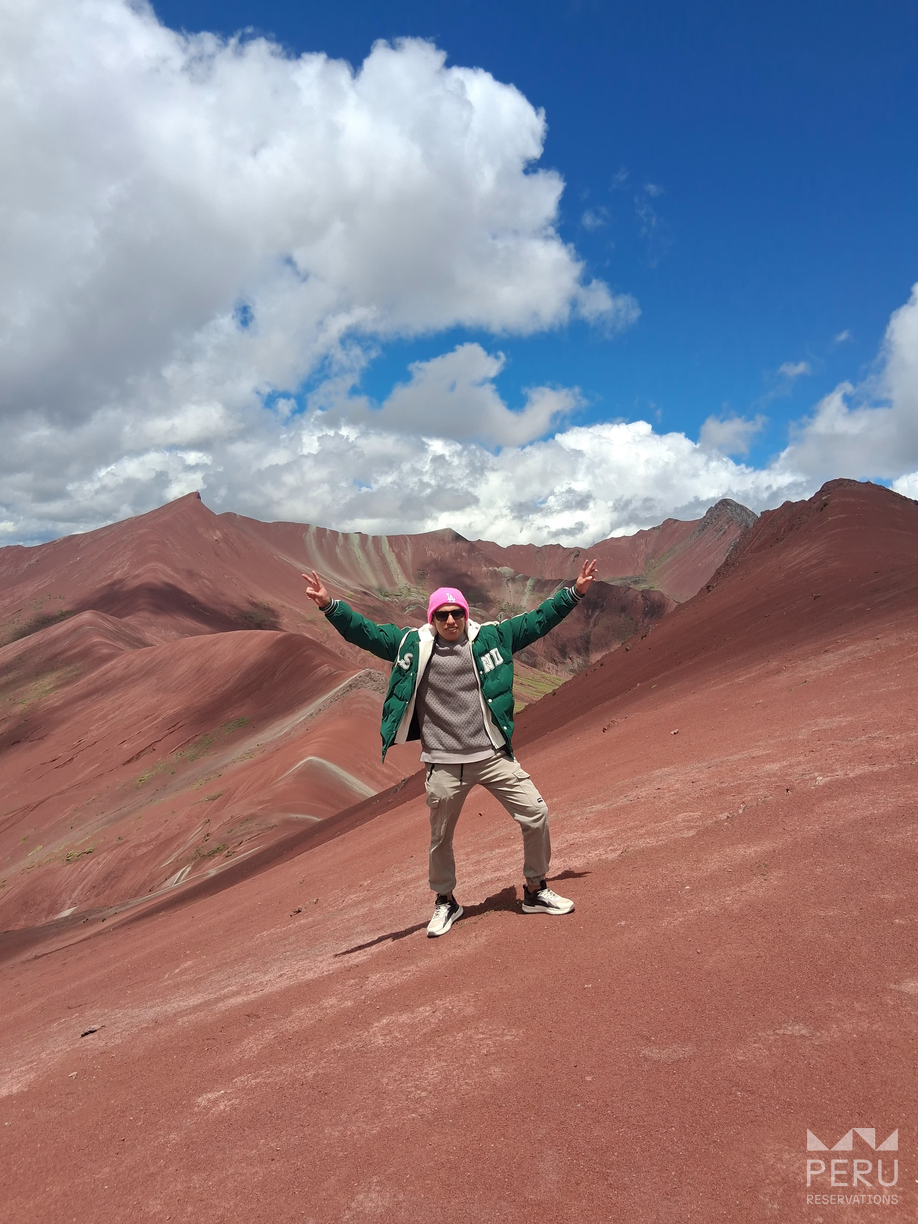 hombre_en_montañas_rojas_con_cielo_nublado-man_in_red_mountains_with_cloudy_sky hombre_en_montañas_rojas_con_cielo_nublado-man_in_red_mountains_with_cloudy_sky