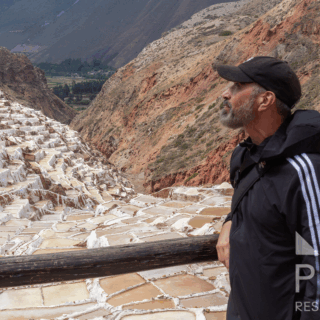 hombre_observando_salineras_de_maras_perú-man_observing_maras_salt_mines_peru